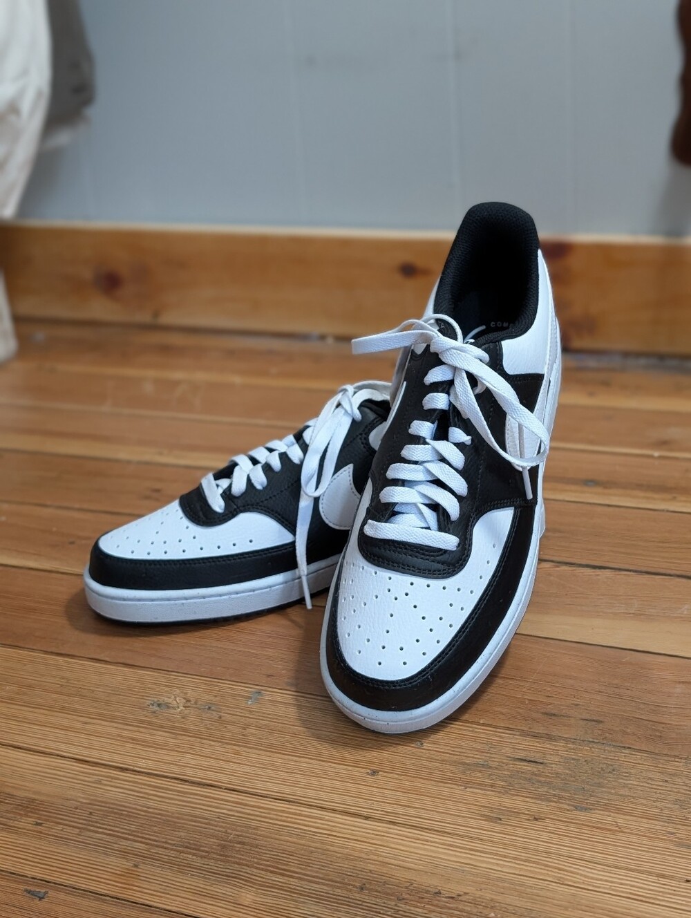 Nike Men's Black and White Low-Top Sneakers NWOT